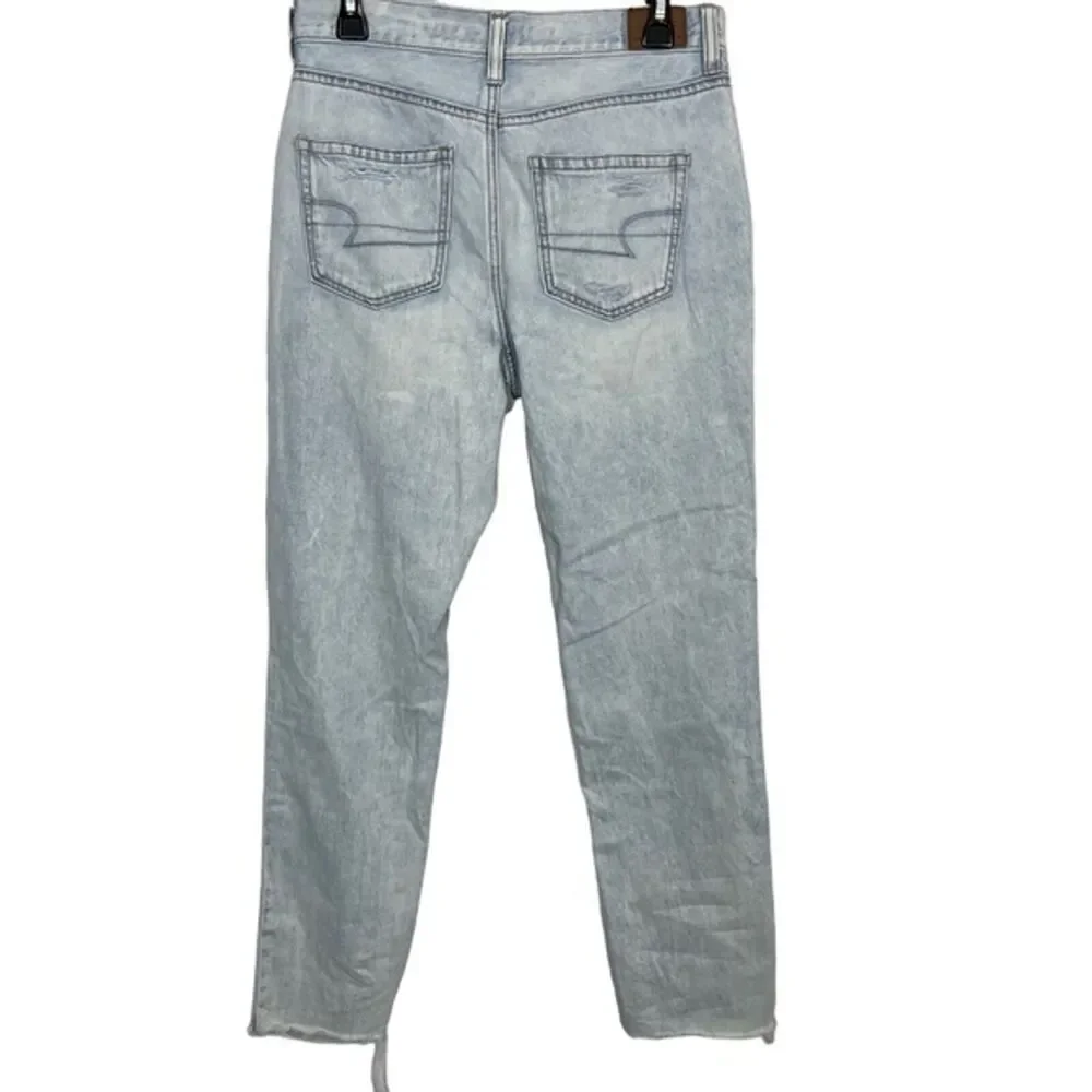 AMERICAN EAGLE MOM JEAN High Rise Distressed Light Blue Wash Raw Hem Jeans sz 4